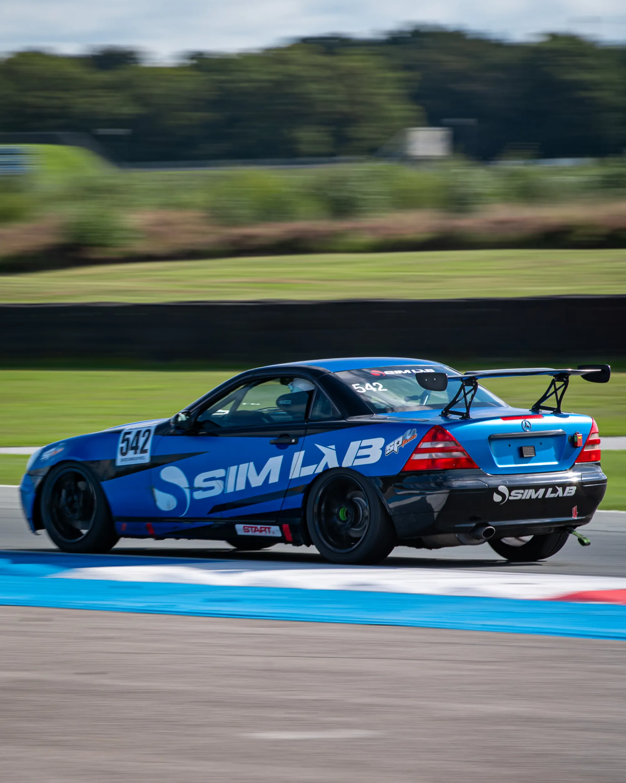De blauwe Sim-Lab SLK, nummer 542, op de baan in Assen