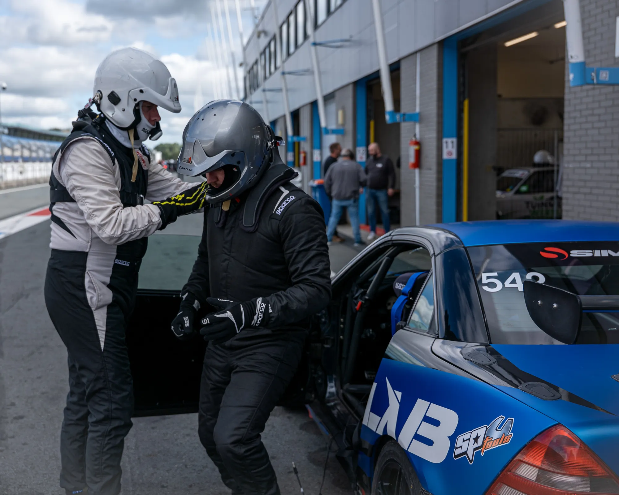 A driver change beside the blue Sim-Lab SLK in the Assen pit lane