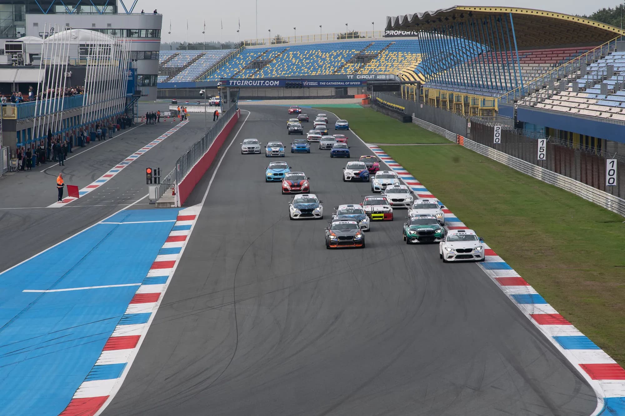 Het volledige startveld bij de start van de DNRT 8 uur op TT Circuit Assen