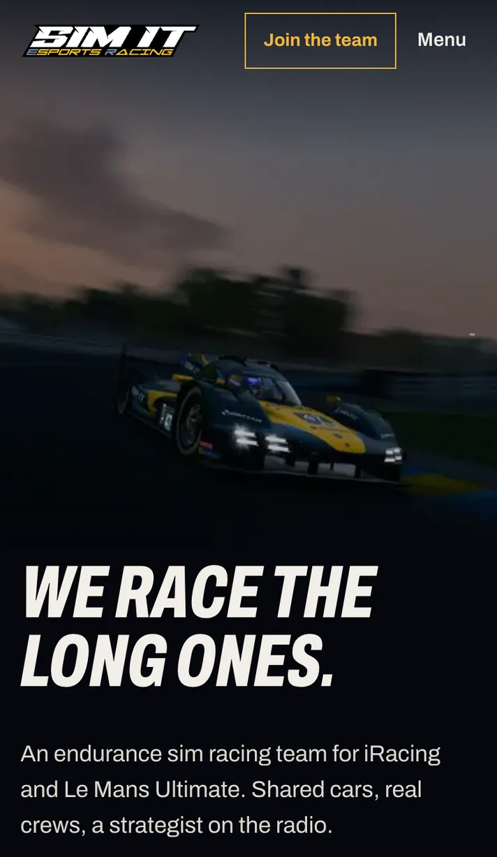 De voorpagina van simitesports.com op een telefoon: een endurance-auto in de schemering onder de kop We race the long ones